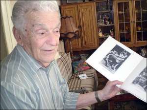 Альфред Шраер показывает альбом с репродукциями эротичных рисунков Бруно Шульца