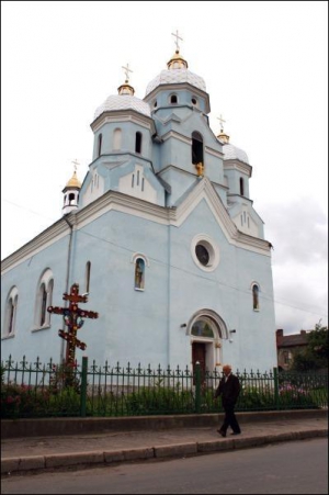 Церковь Ниспослания Святого Духа стоит над центральной улицей города Добромиля Львовской области. 