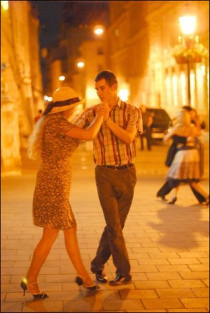 Танцоры из клуба аргентинского танго ”Люди улиц” Христина Мартиняк со своим партнером Романом Качинским импровизируют в танце на площади Рынок во Львове 