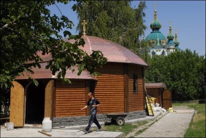 Українська православна церква Московського патріархату збудувала поряд із фундаментом Десятинної церкви у Києві дерев’яну каплицю