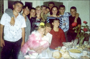 Андрій Дмитрик (на фото — перший ліворуч) з однокласниками прийшов привітати з днем народження свого класного керівника Ірину Глинку