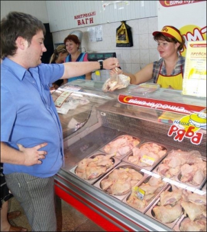 25-річний підприємець Олександр Бабійчук купив у фірмовому кіоску ”Нашої Ряби” на Центральному ринку в Полтаві у продавця Світлани три курячі стегенця вагою майже кілограм за 11,15 гривні