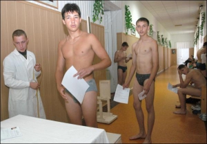 Вступники до Київського військового ліцею ім. Івана Богуна проходять медичну комісію. 