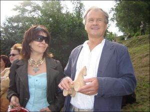 На фестивалі ”Країна мрій” подружжя Ірина та Юрій Костенки купили для онука дерев’яного коника за 70 гривень