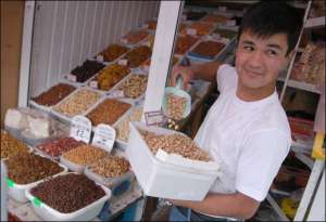 Летом у узбека Мурата Хамдама лучше всего покупают фисташки — более 100 килограммов в месяц. Он держит ларек на рынке возле станции метро Героев Днепра в Киеве
