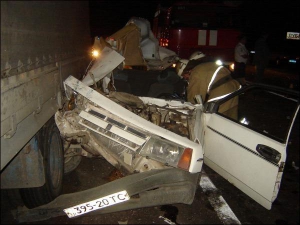 Рятувальники обласного управління МНС виймають тіла загиблих в автокатастрофі поблизу селища Дубляни за три кілометри від Львова