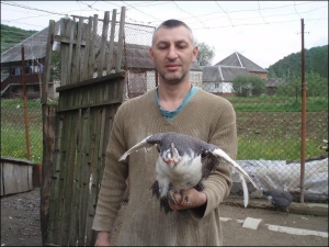 Василий Павлик держит на руке куропатку со своей птицефермы в селе Липча Хустского района Закарпатской области. Взрослую птицу он продает на базаре по 60 гривен