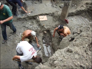На вулиці Набережно-Хрещатицькій, 1а, Подільська археологічна експедиція знайшла 10 людських кістяків ХІІ століття