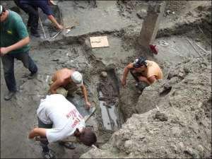 На улице Набережно-Крещатицкой, 1а, Подольская археологическая экспедиция нашла 10 человеческих скелетов ХІІ века