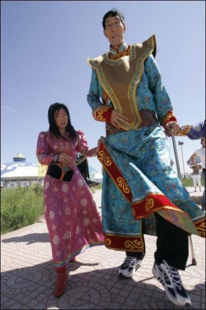 Бао Си Шунь и его невеста Ся Шуцзюань возвращаются в гостиницу после репетиции свадьбы. Пара несколько раз репетировала церемонию бракосочетания по монгольской традиции