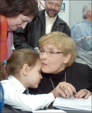 Актриса Ада Роговцева з онучкою Дариною на презентації своєї книжки ”Мій Костя” у квітні 2006-го. За спиною актриси стоїть письменник Андрій Курков