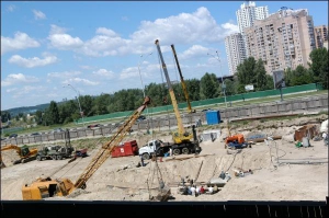 На углу проспекта Бажана и улицы Гмыри возле станции метро Осокорки строят паркинг. Сырецко-Печерская линия метрополитена пролегает неглубоко. Специалисты говорят, возводить над ней можно разве что киоски