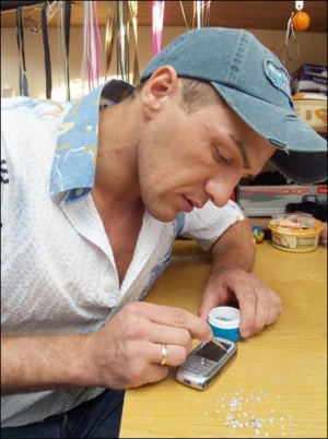 Валерий Чиженко украшает мобилку стразами. Чаще всего на телефон наносят 30–50 камней