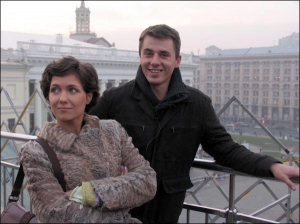 Актор Ігор Петренко із дружиною Катею на містку біля майдану Незалежності у Києві