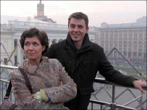 Актер Игорь Петренко с женой Катей на мостике возле площади Независимости в Киеве