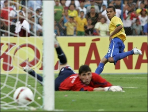 Бразилець Даніель Алвеш забиває третій гол аргентинській збірній у фіналі Кубка Америки