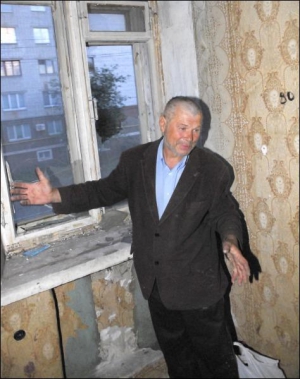 Николай Зинченко живет в заброшенном доме на улице Щекавицкой. Говорит, после дождей дом залило водой, поэтому сейчас человек ночует в подъездах