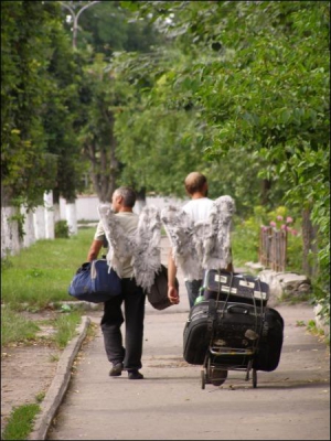 Учасники фестивалю самі вигадували собі костюми. Два ”янголи” з поролоновими крилами шукають собі ночівлю