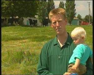 Голландец Эрик де Вриз со своим сыном Нико на пастбище в селе Березолуки Рожищенского района на Волыни. Фермер считает, что в Украине легче открыть собственное дело, чем в Нидерландах
