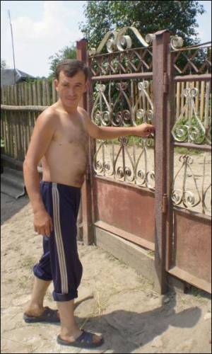 Андрій Сеник відчиняє ворота до своєї хати в селі Конюхи Козівського району Тернопільської області