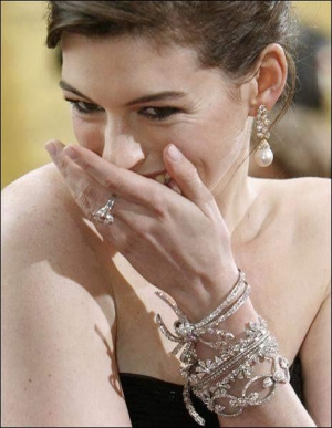 Американська актриса й телеведуча Анна Хетевей на церемонію вручення премії ”Оскар” в Голлівуді одягла сукню від італійського дизайнера Валентино та прикраси зі срібла, білого золота та діамантів від французького торгового дому ”Ван Кліф і Арпельс”