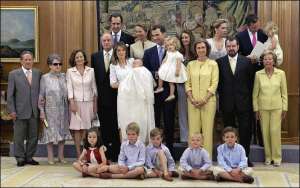 Испанская королевская семья перед крещением принцессы Софии. Верхний ряд слева направо: герцог Хайме де Маричалар, его жена инфанта Елена, сестра принцессы Летиции Тельма Ортис, инфанта Кристина и ее муж герцог Иняки Урдангарин с дочкой Иреной. Средний ря