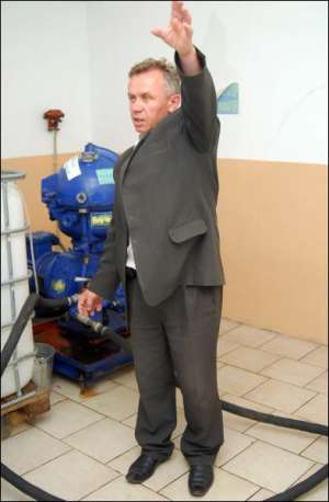 На заводе по производству биодизеля в селе Луки Самборского района Львовской области фермер Иван Кильган показывает перегонную установку 