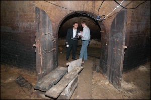 В 2004 году директор музея ”Киевская крепость” Вячеслав Кулинич показал тоннели подземной тюрьмы НКВД нескольким киевоведам. Сейчас работники музея не могут исследовать историческую достопримечательность, потому что вход в нее очутился за строительным заб