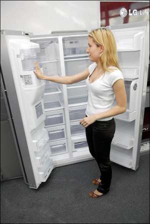 Олена Применко з ”LG Електронікс” показує новий холодильник компанії ”Арт фреш”. У столичних магазинах його почнуть продавати в серпні 