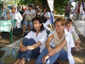 Медсестри Кристина Жегорчик (ліворуч) і Божена Зноєк за кілька годин до закриття наметового містечка