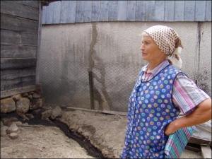 Пенсионерка из села Грушово Тячивского району Закарпатской области Христина Борка показывает трещины на стенах своего дома. За полученную компенсацию женщина наняла мастеров, которые замазали дыры