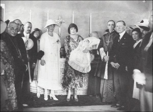 3 липня 1930 року доньку Ґульєльмо Марконі (останній справа) Елеттру охрестив кардинал Евдженіо Пачеллі (праворуч від нього), який через 9 років став Папою Римським Пієм XII. Хрещену матір королеву Італії Єлену представляла герцогиня Лавренціана (у білому