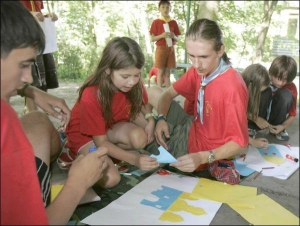 Софийка Ющенко (в центре) учится строить церковь, но пока еще на бумаге