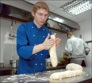 Шеф-кухар київського ресторану ”Лавінія” Богдан Михайлов щоранку випікає чотири буханці. Він знає близько двох десятків рецептів хліба 