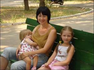 36-річна Вікторія Ковальовська із доньками 6-річною Поліною та Лізою біля свого дому в Маріуполі. 20-місячна Ліза випала з вікна п’ятого поверху
