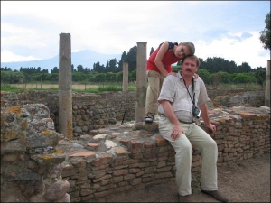 Тарас Черновол с сыном Маркияном во время отдыха на Корсике возле города Бастия, поселение Каноника, на руинах древнеримского города. Конец июня 2007 года