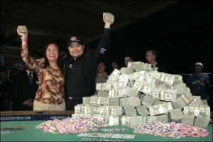 Джеррі Янґ із дружиною С’ю після перемоги на чемпіонаті світу з гри в покер у Лас-Вегасі. 825 тисяч доларів він пообіцяв віддати на благодійність