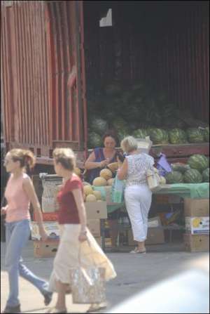На Житньому ринку кавуни із Херсонщини продають по 2 гривні за кілограм. Фермери  кажуть, що у серпні ягоди якщо й будуть, то подорожчають. Через спеку вони вродили рано, а зараз не в’яжуться