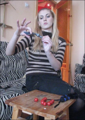 Тернополянка Марія Собчук для себе зробила браслет із чорних та синіх ниток. Посередині поставила чорний шматочок хутра