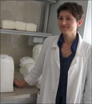 Лаборант завода Людмила Ковалюк делает анализ сырья для изготовления поролона