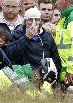 63-річній уболівальниці Дженіфер Вілсон надають медичну допомогу після того, як їй у голову влучив м’яч гольфіста Тайгера Вудса