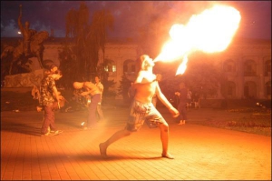 Каждый вечер на Контрактовой площади в Киеве, возле памятника Сагайдачному, происходят огненные шоу. 20-летний херсонец Вадим Мальков дышит пламенем. За такое выступление в столице он зарабатывает 80–100 гривен