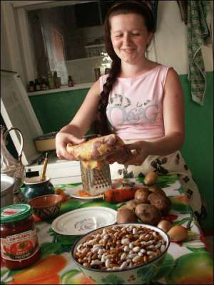 Любовь Свистун из Львова любит чанахи со свининой. Она научила готовить блюдо родственников из Черниговщины, когда приезжала к ним в мае