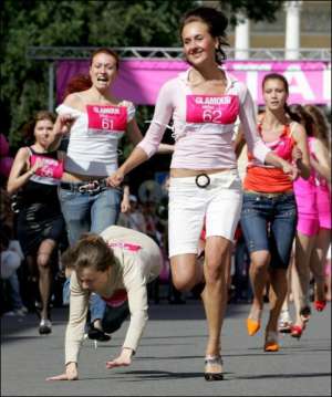 Учасниці ”Гламурного пробігу” долають дистанцію у 100 метрів. Близько сотні жінок у взутті на високих підборах узяли участь у забігу в Санкт-Петербурзі
