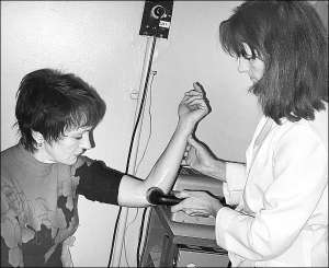 У фізіотерапевтичному відділенні Полтавської міської клінічної поліклініки хвору руку пацієнтки обробляють ультразвуком із бішофітом