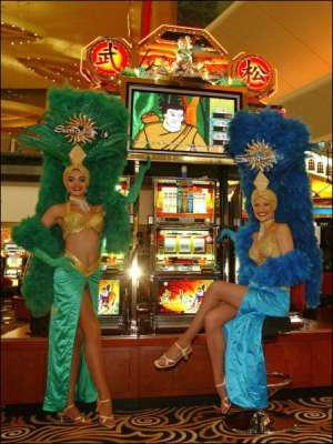 Девушки из шоу-балета Лас-Вегаса перед официальным открытием нового казино ”Пески Макао”. Ежемесячно в Макао открываются по меньшей мере пять новых казино