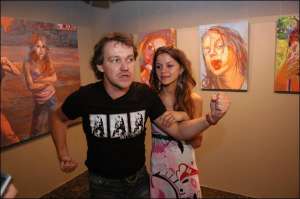 Юрій Єрмоленко малює портрети своєї дівчини Анастасії та виставляє їх у київських галереях