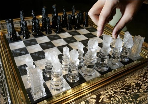 Працівник французької компанії ”Бакара” презентує елітні шахи в міжнародному експоцентрі ”Міцукоші”. Компанія, заснована 1764 року, також виготовляє кришталеві келихи, глечики, люстри та прикраси. Продукцію інкрустують коштовним камінням, золотом і платин