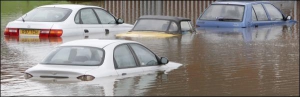 На автостоянке в британском городе Тьюксбери  в графстве Глостершир владельцы оставили затопленные автомобили. Из-за наводнения после дождя на дорогах графства — настоящий хаос