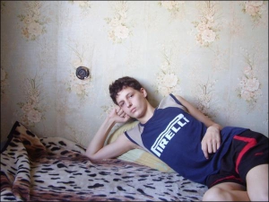 Вихованець Дніпропетровського навчально-виробничого центру Олександр Мірошин лежить на ліжку у квартирі сестер. Після падіння з вікна п’ятого поверху гуртожитку в хлопця змістилися хребці